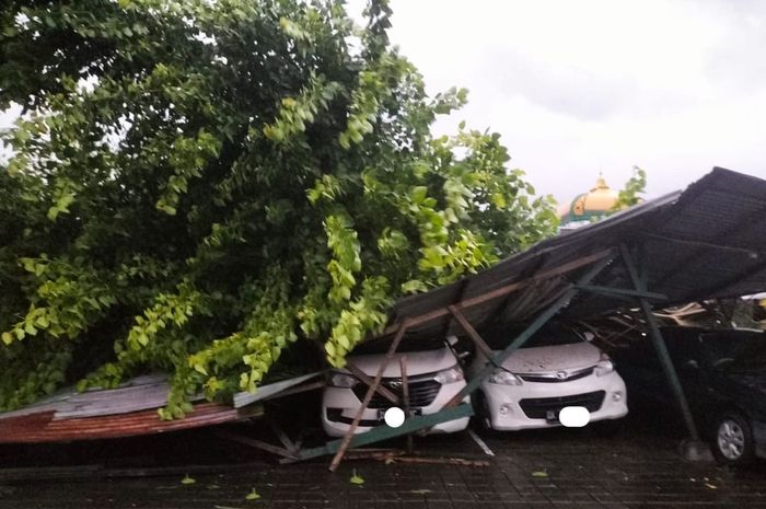 Garasi di asrama TNI AD Wantilan 2, RT Gotong Royong, Kuta, Badung, Bali ambruk tertimpa pohon tumbang menjepit dua Toyota Avanza dan dua mobil lain