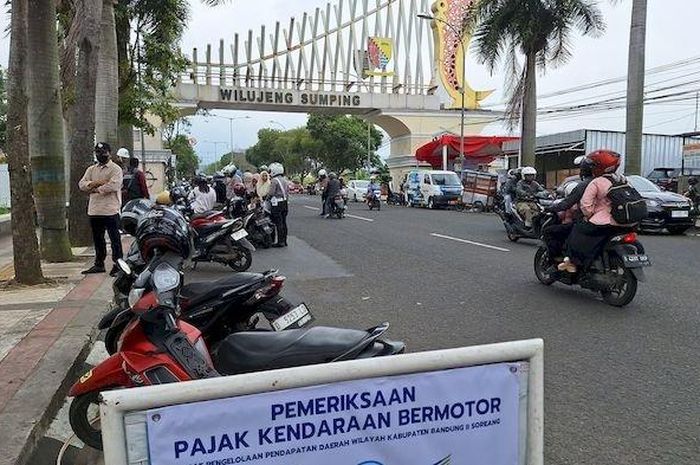 Razia Polisi bertajuk Operasi Keselamatan 2025 di Jalan Raya Soreang, Desa Cingcin, Kabupaten Bandung, Jawa Barat, (10/2/2025)