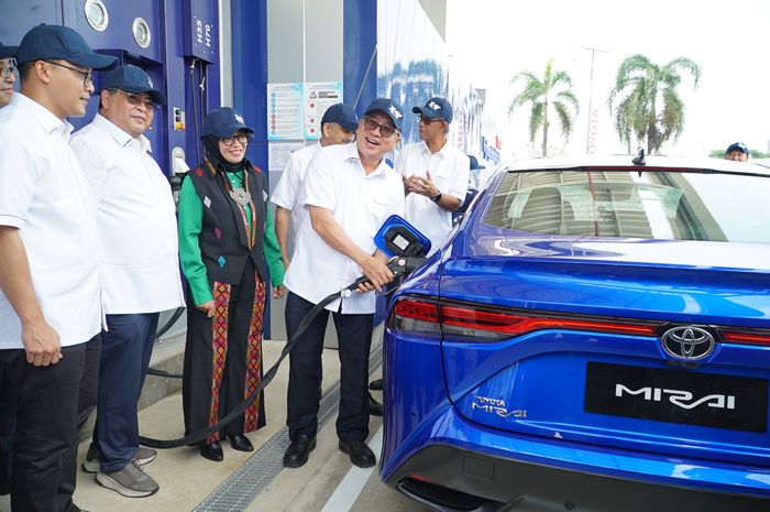 pengisian bahan bakar hidrogen dari Hydrogen Refueling Station (HRS)  ke Toyota Mirai oleh Presiden Direktur PT Toyota Motor Manufacturing Indonesia (TMMIN) Nandi Julyanto