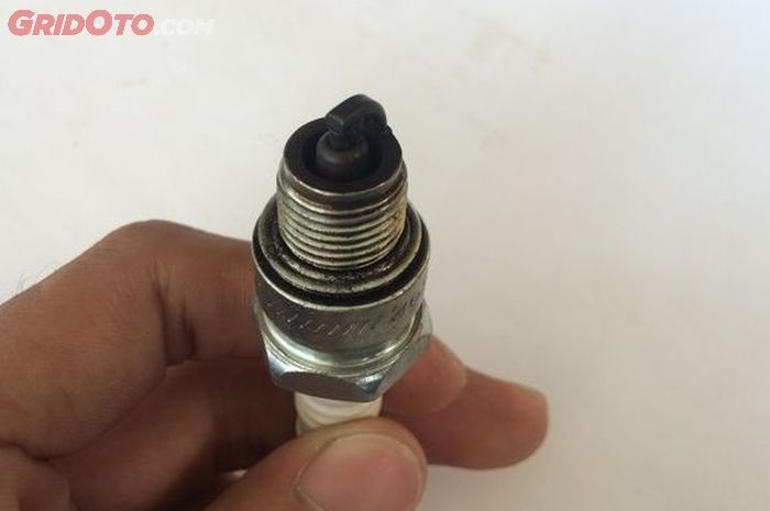 Elektroda busi berwarna hitam tanda munculnya carbon fouling 