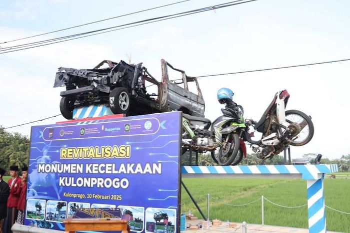 Toyota Kijang Super, Yamaha Jupiter dan Vega bekas kecelakaan maut dijadikan monumen kecelakaan di Kulon Progo, Yogyakarta