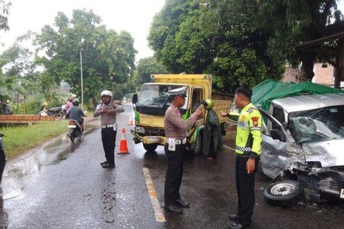 Daihatsu Gran Max hancur ditabrak truk engkel dari arah sebaliknya akibat menghindari motor berhenti mendadak di Jl Maghribi, dusun Kedawung, desa Mentoro, Pacitan, Jawa Timur