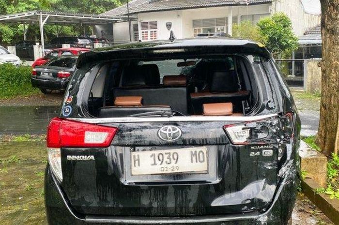 Toyota Innova komplotan perampok babak belur usai dibawa kabur dan menabrak mobil polisi
