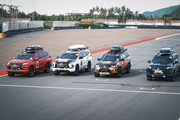 Enam anggota komunitas Pajero Indonesia One (PI-ONE) Chapter Bandung Raya melakoni touring bertajuk 