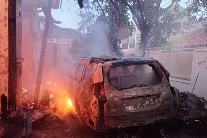 Bangkai Mitsubishi Pajero Sport yang diduga menjadi biang penyebab kebakaran rumah di Jl Ki Ageng Pemanahan, Cipinang Melayu, Jakarta Timur, (12/2/25)
