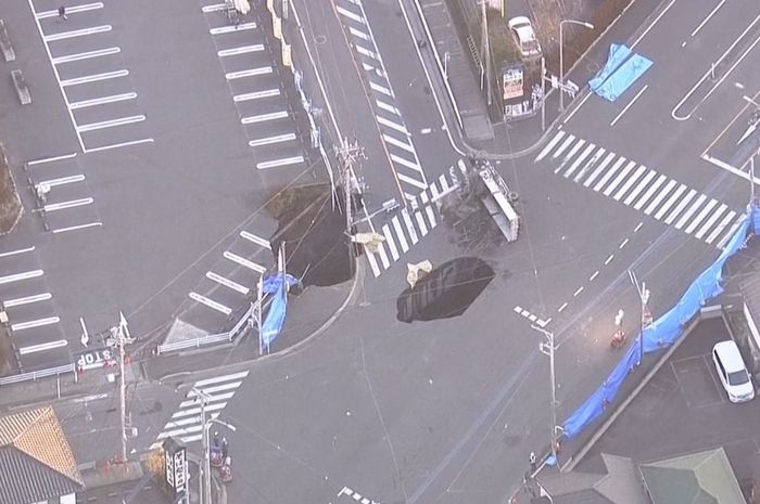 Sebuah lubang yang muncul misterius secara mendadak menelan truk dan sopirnya di Jepang