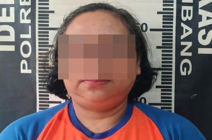 LM (50) wanita paruh baya asal Denayar Jombang, kabupaten Jombang, Jawa Timur yang menggelapkan Daihatsu Xenia sewaan