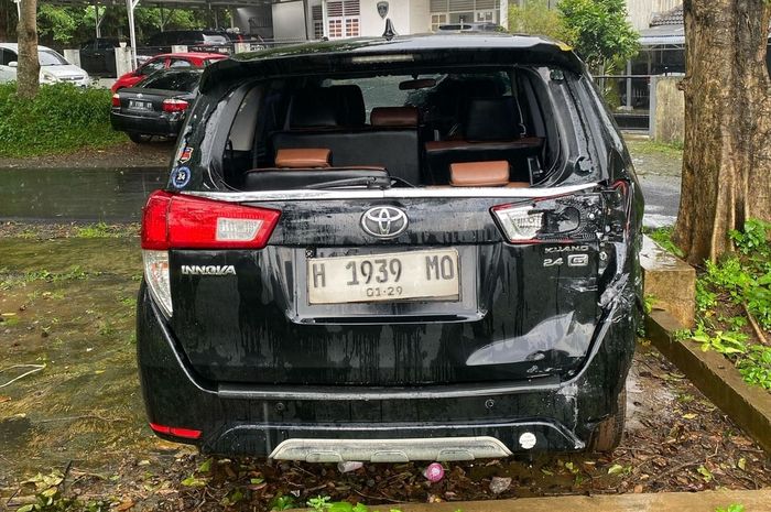 Toyota Kijang Innova Reborn milik warga yang ditabrak kawanan maling naik Toyota Camry hasil begal saat dikepung Polisi di Jl Cempaka, Banyumanik, kota Semarang, Jawa Tengah