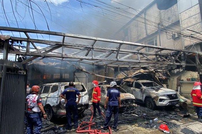 Kebakaran hebat sebuah rumah di samping dealer Suzuki Jl W.R Soepratman, Uritetu, Sirimau, kota Ambon, Maluku hanguskan rumah, koper isi uang tunai Rp 2 miliar, perhiasan serta tiga mobil pemilik