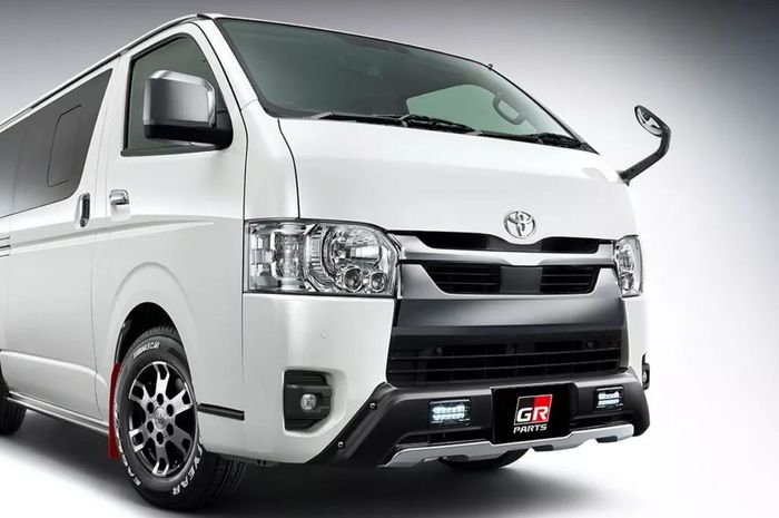 penampakan Toyota HiAce yang dimodifikasi dengan body kit GR Parts