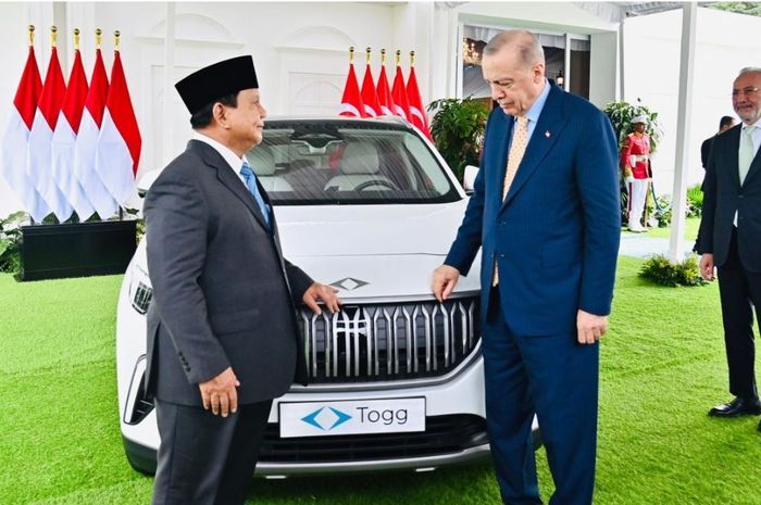 Presiden Prabowo Subianto dan Presiden Recep Tayyip Erdoğan berdiri di depan mobil listrik buatan Turkiye bernama Togg T10X