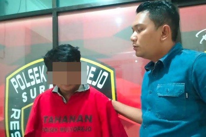 Putut Kristianto (34) berbaju merah tahanan Polsek Mulyorejo yang tidak mengaku hendak maling Honda Scoopy memakai besi berujung pipih di wilayah Kalijudan, Mulyorejo, Surabaya