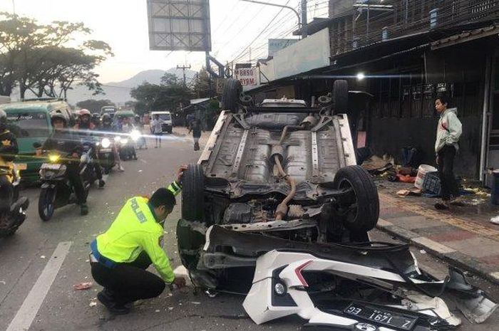 Toyota Agya terbalik di jalan raya Bandung-Garut, Cileunyi, kabupaten Bandung, Jawa Barat usai senggol Honda Supra X 125