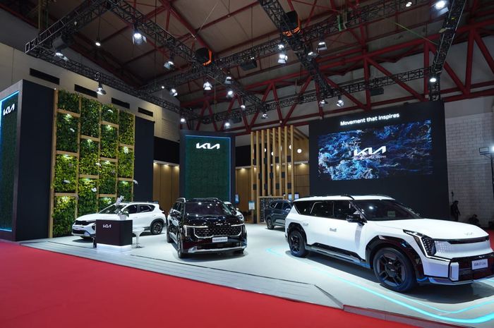 Kia menampilkan seluruh lini produknya, mulai dari segmen SUV, MPV, hingga EV, yang telah dipasarkan di Indonesia.