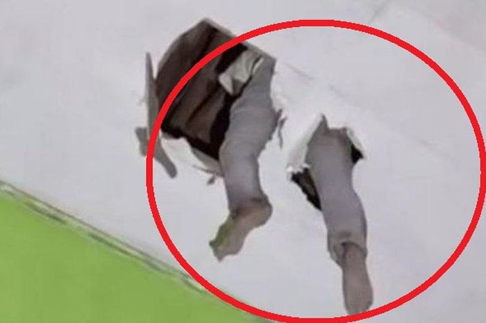 Dalam lingkaran merah, pelaku maling motor dikejar dan terjebak kejeblos plafon bangunan SD Cinunuk, Cileunyi, kabupaten Bandung