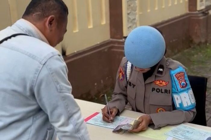 Propam menilang oknum Polisi Polres Sumenep yang kedapatan mengendarai kendaraan tapi SIM mati