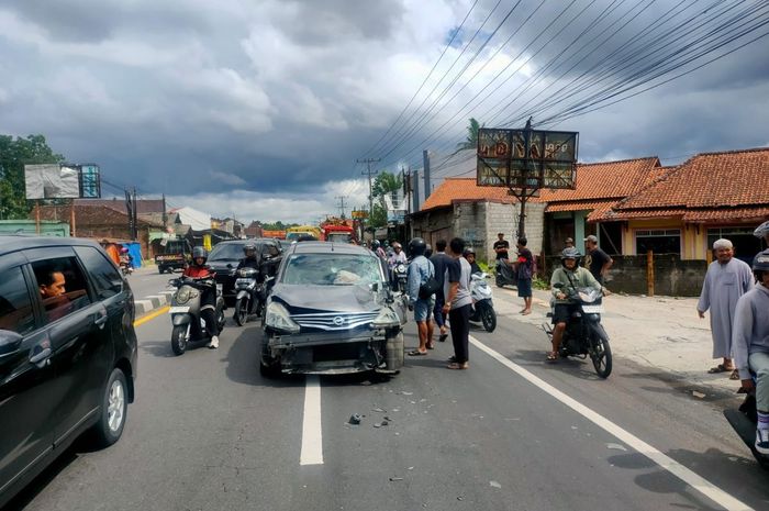 Kecelakaan Nissan Grand Livina tersangkut bodi belakang kanan truk saat menyalip di jalan raya