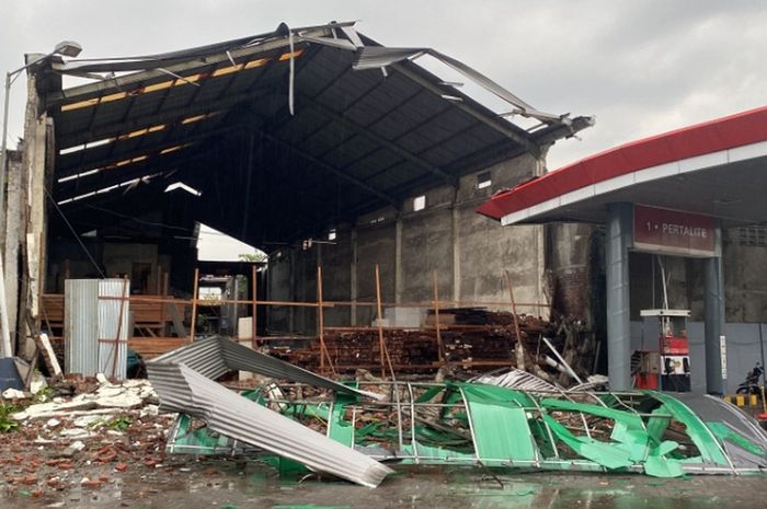 Tembok toko bangunan yang ambruk ke arah SPBU 54.601.75 di Jalan Tanjung Sari, Sukomanunggal, Surabaya yang menimpa dua konsumen sedang isi BBM