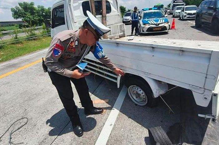 Suzuki Carry yang mengalami kecelakaan tunggal di tol Surabaya-Mojokerto akibat ban belakang kiri meledak