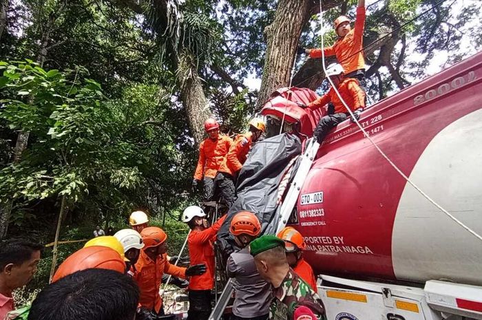 Truk tangki Pertamina muatan Pertalite gepeng setelah tabrak pohon trembesi di Jalan Desa Pontolo, Kwandang, Gorontalo Utara, Gorontalo yang sebabkan sopir tewas di dalam kabin 