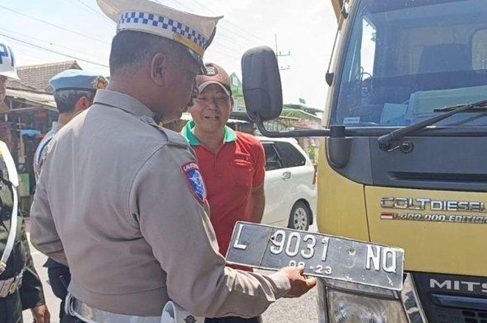Truk Mitsubishi Canter yang memiliki dua pelat nomor berbeda untuk mengakali beli Solar di SPBU terjaring razia Satlantas Polres Blitar