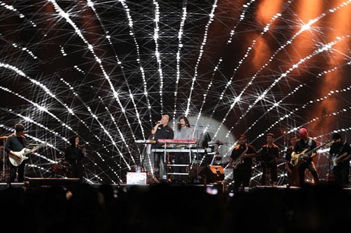 Penampilan artis di IIMS Infinite Live. 