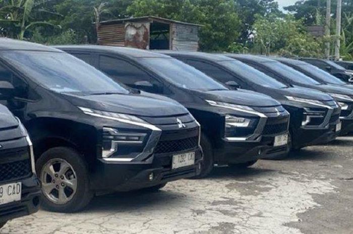 Sebagian Mitsubishi Xpander dari ratusan unit mobil dinas sewaan milik KPU seluruh Jatim yang dikembalikan ke penyedia rental karena efisiensi anggaran