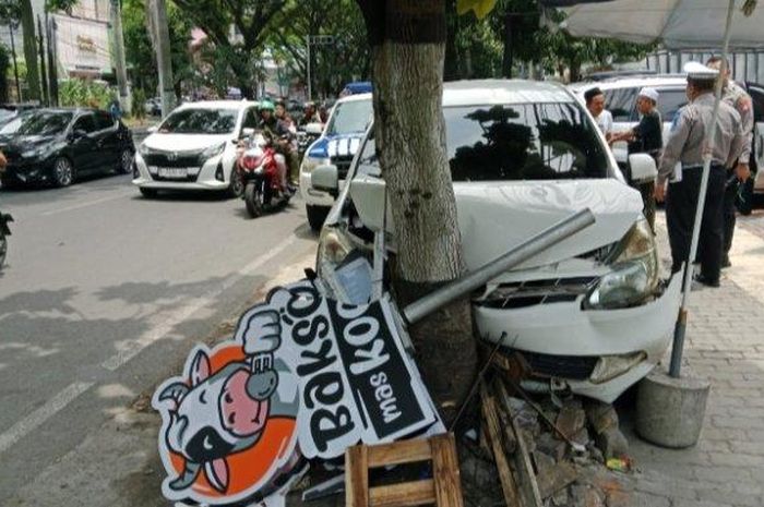 Daihatsu Xenia mendadak pincang ketika melaju, berakhir terjang Vario dan tiang reklame di Malang