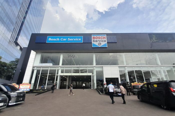 Bosch Indonesia melalui Divisi Mobility Aftermarket secara resmi meluncurkan Bosch Car Service di Indonesia melalui pembukaan Bosch Car Service Flagship Workshop pertamanya bersama PT XMotors International Group.