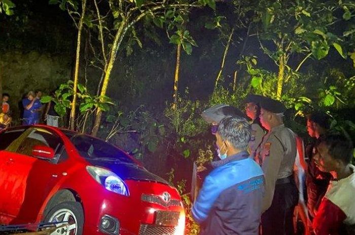 Toyota Yaris kecelakaan dikepung polisi dan warga. Dua orang di dalam terancam denda Rp 50 Miliar