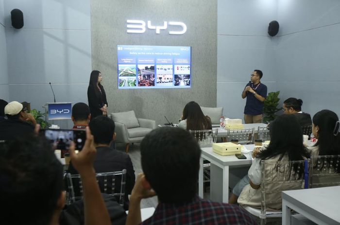 BYD melakukan kegiatan kupas tuntas tiga teknologi kendaraan listrik barunya di IIMS 2025