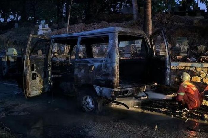 Suzuki Carry terbakar di Pacitan, keberadaan sopir masih belum diketahui