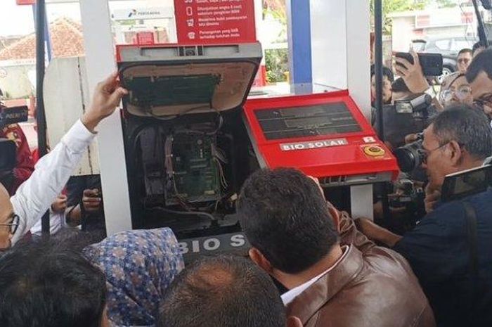 Menteri Perdagangan dan Mabes Polri turun langsung segel SPBU ini di Sukabumi. Ngerugiin konsumen miliaran