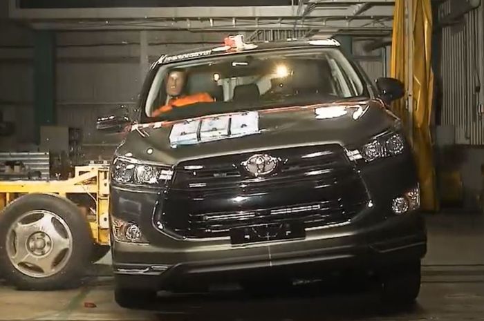 Video tes tabrak Toyota Kijang Innova Reborn