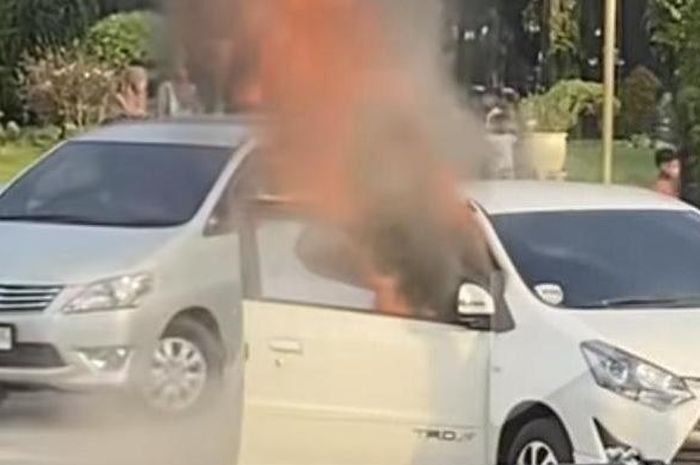 Toyota Agya membara di parkiran Masjid, Sumenep