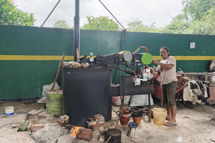 Alat pengolahan limbah plastik menjadi BBM milik warga desa Talunombo, Sapuran, Wonosobo, Jawa Tengah