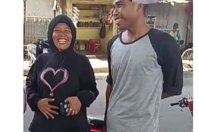 Riah dan suaminya, yang merasa bahagia setelah ditilang Polisi karena sebut ngidam bawaan orok