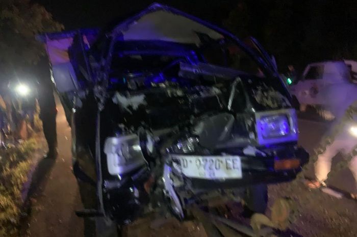 Kondisi Suzuki Carry yang kecelakaan adu banteng dengan Honda Vario di jalan Pracimantoro-Gunung Kidul, desa Watangrejo, Pracimantoro, Wonogiri, Jawa Tengah