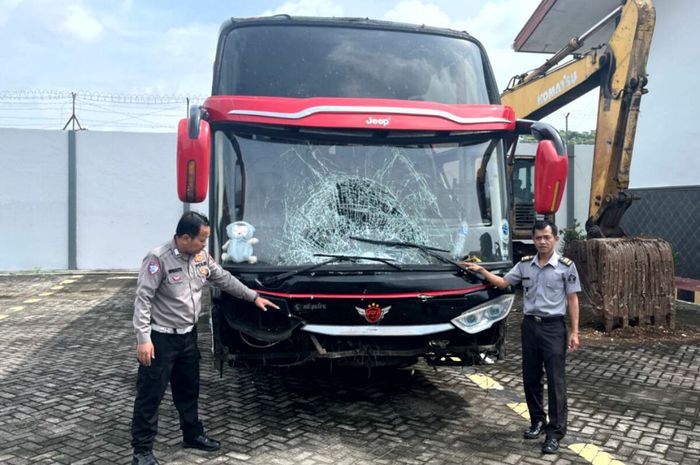 Bus PO Rana Jaya yang diamankan Polisi karena menjadi barang bukti kecelakaan maut di perempatan Poluhan, Srengat, kabupaten Blitar, Jawa Timur