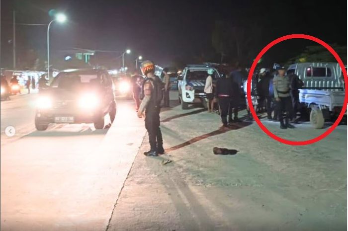 Dalam lingkaran merah, Daihatsu Gran Max selesai dievakuasi Polisi dan warga usai terbalik karena pecah ban di jalan lingkar Nunukan, Kalimantan Utara