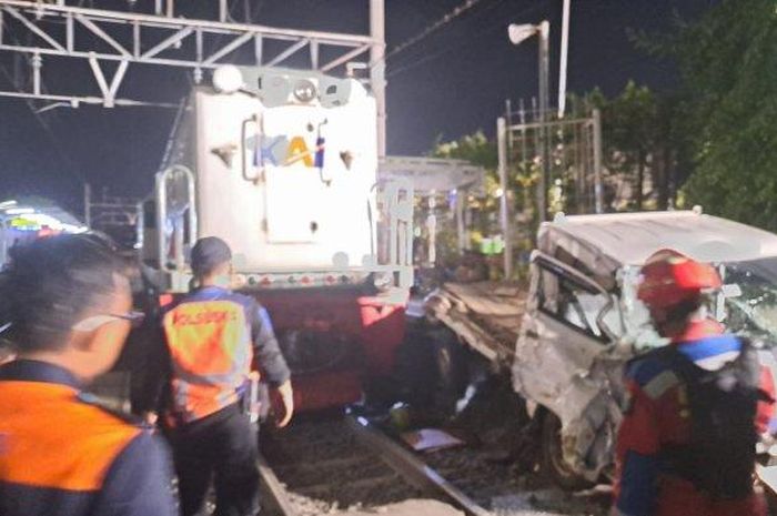 Duel antara truk boks dan kereta api berbuntut panjang. Sopir bakal dituntut ganti rugi segini