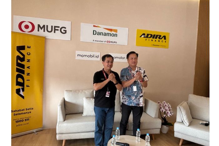 Direktur Bisnis dan Portofolio Adira Finance, Harry Latif (kanan) bersama Head of Business Program, Community, and Event Development Adira Finance Benny Gunawan (kiri). 