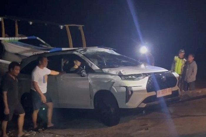 Toyota Veloz gres dari dealer bonyok usai terperosok ke pantai. Atap dan kap mesin babak belur