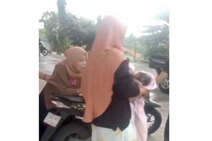 Detik-detik seorang ibu hamil melahirkan sambil berdiri di SPBU jalan raya Sindangbarang, Sindangbarang, Cianjur, Jawa Barat saat suaminya beli bensin