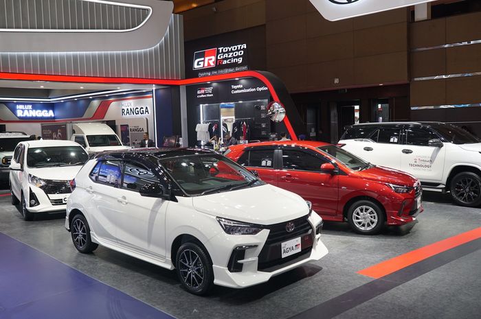 Toyota Agya GR Sport dan New Agya Stylix yang tampil di booth Toyota di Indonesia International Motor Show (IIMS) 2025