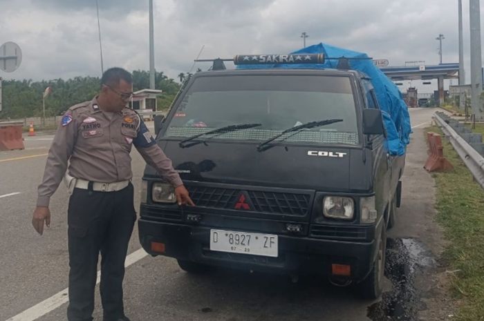 Polisi menghentikan dan menilang Mitsubishi L300 berpelat nomor D 8927 ZF setelah melawan arah di tol Pekanbaru-Dumai