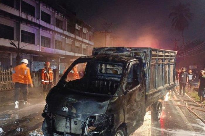 Daihatsu GranMax pikap ludes terbakar diduga angkut 33 jerigen isi Pertalite