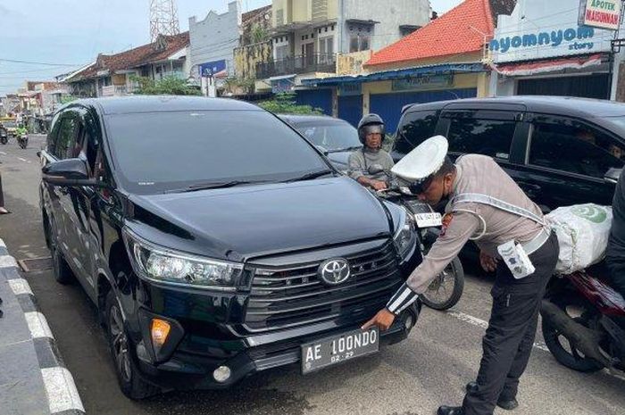 Polisi menilang Toyota Kijang Innova Reborn berpelat nomor AE LOONDO