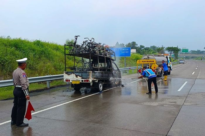 Mobil pikap muatan 16 sepeda listrik hangus terbakar di tol Gempol-Pasuruan