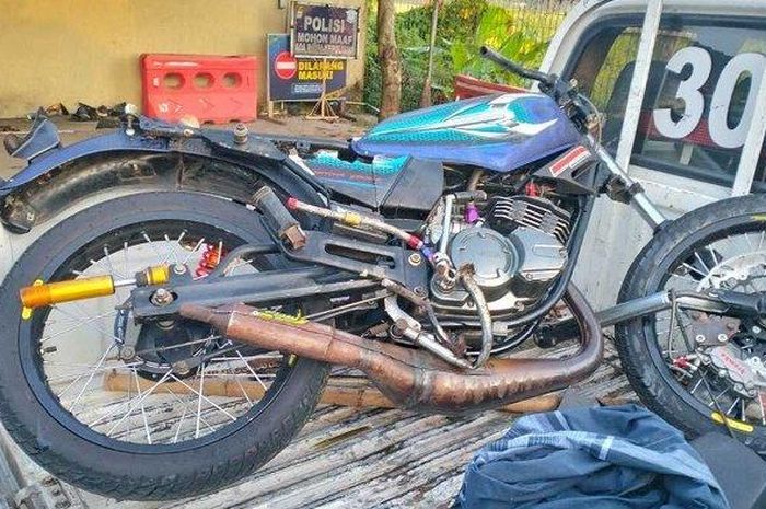 Yamaha RX-King oleng dan hajar tiang lampu jalan di Kulon Progo. Satu tewas sedangkan lainnya luka berat
